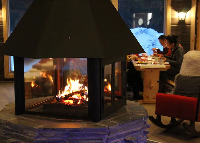 伊瓦洛奥罗拉村度假酒店