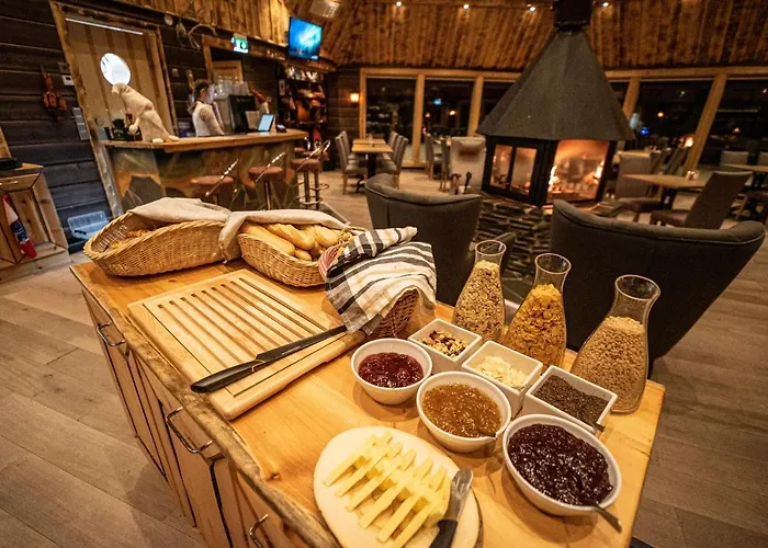 伊瓦洛奥罗拉村度假酒店