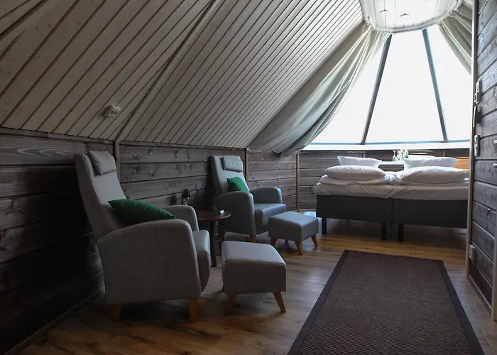 伊瓦洛奥罗拉村度假酒店